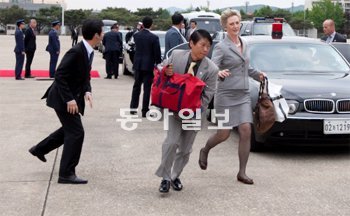 서울 인사동 경인미술관에서 열리고 있는 ‘프레임으로 들어온 의전인’ 사진전에 전시된 한 작품. 한 경호원이 동선을 놓친 해외 고위인사의 가방을 대신 들고 뛰어가고 있다. 외교통상부 제공