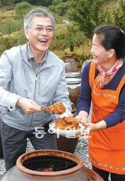 귀농인과 된장 토크 민주통합당 문재인 대선후보가 17일 충북 음성군의 한 농원을 찾아 귀농인이 만든 된장을 주걱으로 뜨며 활짝 웃고 있다. 음성=안철민 기자 acm08@donga.com