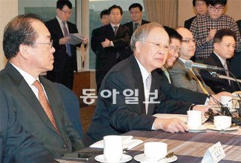 17일 서울 중구 소공동 롯데호텔에서 열린 서울상공회의소 회장단 회의에서 손경식 대한상의 회장 겸 서울상의 회장(왼쪽에서 두 번째)이
인사말을 하고 있다. 대한상공회의소 제공