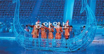 인천에서 열릴 2014년 아시아경기대회 개·폐막식 공연기획사 선정 기준을 놓고 갈등이
커지고 있다. 사진은 2010년 중국 광저우에서 열린 아시아경기 폐막식 장면. 동아일보DB