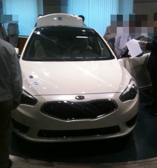 18일 인터넷에 퍼지고 있는 K7 페이스리프트 위장막 벗겨진 사진