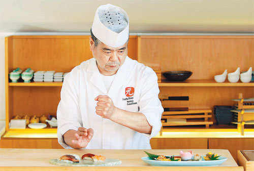 스나가와 야스오 씨는 “스시는 셰프가 갓 지었을 때가 가장 맛있으므로 스시 식당에서는 주방 앞 바에 자리를 잡는 것이 좋다”고 말했다. 김미옥 기자 salt@donga.com