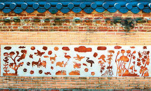 열두 대문집 ‘조해영 가옥’의 십장생벽돌꽃담.