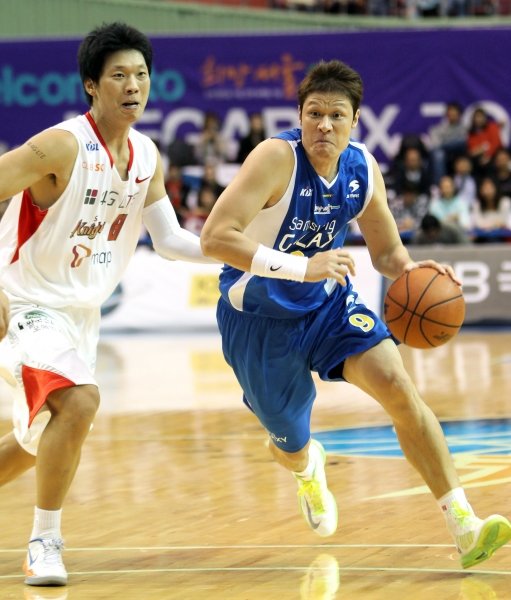 삼성 이규섭(오른쪽)이 18일 잠실체육관에서 열린 프로농구 SK와의 홈경기에서 박상오의 수비를 뚫고 힘차게 골밑으로 파고들고 있다. 사진제공｜KBL