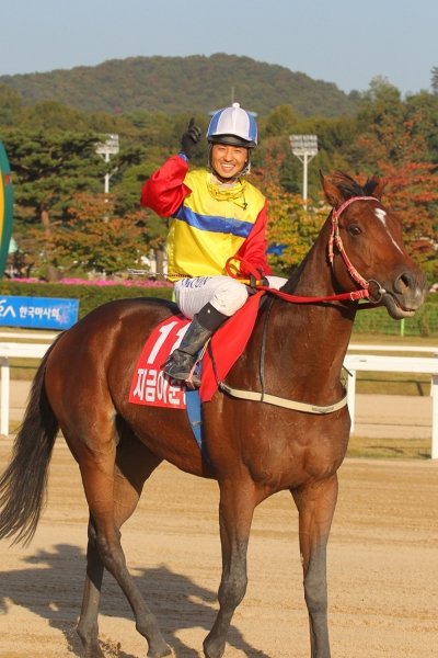 14일 농림수산식품부장관배 대상경주에서 우승한 후 승리의 포즈를 취하고 있는 문세영. 올해 122승을 몰아치고 있는 문세영이 
주말에 7승을 보탤 경우 자신이 2008년에 세운 연간 최다승 기록을 4년 만에 경신하게 된다. 사진제공｜한국마사회