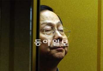 장신썬 주한 중국대사가 해경의 불법조업 단속 중 중국인 선원이 사망한 사건에 대한 중
국 측의 입장을 전달하기 위해 19일 서울 종로구 도렴동 외교통상부를 방문해 엘리베이터를 타며 생각에 잠겨 있다. 변영욱 기자 cut@donga.com