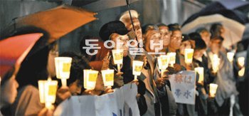 일본의 교수 변호사 등 40여 명이 18일 오후 도쿄 의원회관 앞에서 ‘영토문제의 악순환을
멈추자’고 쓴 플래카드와 촛불을 들고 시위를 벌이고 있다. 아사히신문 제공