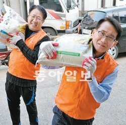 임일수 한화투자증권 대표(오른쪽)와 임직원들이 19일 서울 관악구 신림동과 봉천동 일대 저소득층 가정에 쌀을 전달하고 있다. 한화투자증권 제공