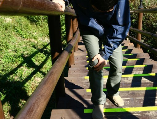 가을 산행 때 자주 발생하는 무릎관절증. 여성 환자가 남성보다 2.7배나 높다. 사진제공｜세연통증클리닉