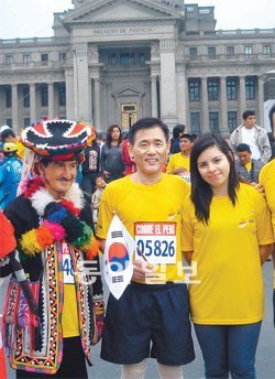 현장소장 “페루 마라톤 나도 뜁니다” 윤중현 소장의 별명은 피로회복제다. 고된 해외 생활에도 통기타 공연, 마라톤 등을 하느라 쉬지 않고 움직이기 때문이다. 페루의 한 방송국 주최 마라톤 대회에 참가한 모습. 포스코건설 제공