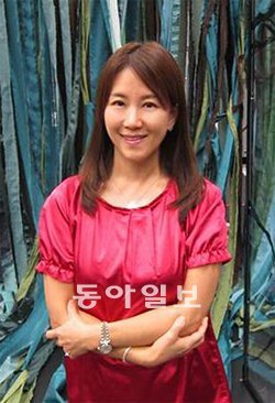 뉴욕 집을 떠나 오페라 리허설이 한창인 휴스턴에 머물고 있다는 작곡가 김지영 씨. 그의 뒤에 놓인 무대 세트는 이 오페라에서 중심이 되는 미역을 상징적으로 표현한 것이다. 휴스턴 그랜드 오페라 제공