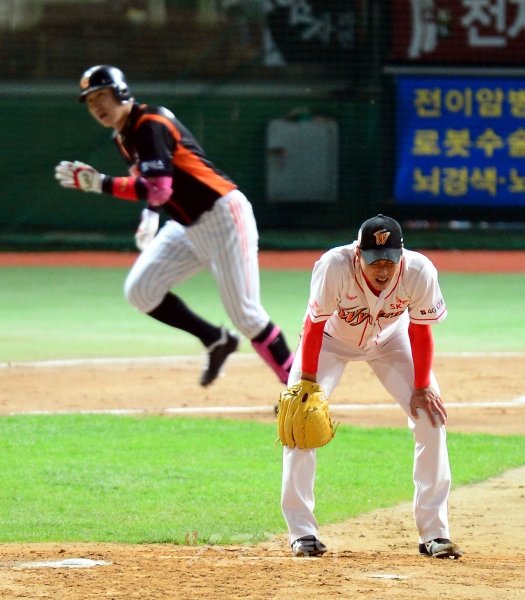 22일 오후 인천 문학야구장에서 '2012 팔도 프로야구 PO 5차전' SK 와이번스와 롯데 자이언츠의 경기가 열렸다. 2회초 무사에서 롯데 박준서에게 선두타자 안타를 허용한 SK 선발 김광현이 아쉬워하고 있다. 문학 | 김민성 기자 marineboy@donga.com 트위터 @bluemarine007