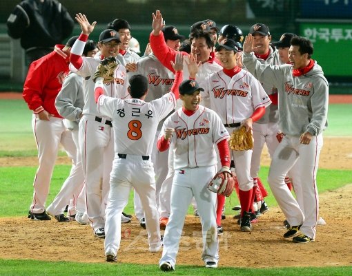 22일 오후 인천 문학야구장에서 열린 '2012 팔도 프로야구 PO 5차전' SK 와이번스와 롯데 자이언츠의 경기에서 SK가 롯데에 6-3으로 승리하며 한국시리즈에 진출했다. 경기에 승리한 SK 선수들이 그라운드에서 환호하고 있다. 문학 | 김민성 기자 marineboy@donga.com 트위터 @bluemarine007