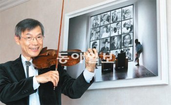 백만기 씨가 19일 경기 성남시 분당구 자택에서 바이올린 연주 시범을 보이고 있다. 뒤에 보이는 액자는 백 씨가 직접 찍어 사진전에 출품했던 작품이다. 성남=홍진환 기자 jean@donga.com