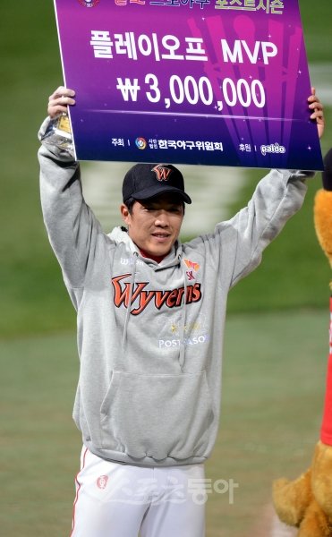 22일 인천 문학야구장에서 열린 2012 프로야구 플레이오프 5차전 SK와이번스 대 롯데자이언츠 경기에서 플레이오프 MVP 정근우. 문학｜김종원기자 won@donga.com 트위터 @beanjjun