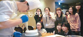 19일 오후 서울 강동구의 한 레스토랑에서 중학생들이 요리사의 케이크 장식 시범을 지켜보고 있다. 이날 행사는 강동구 진로직업체험센터 ‘상상팡팡’이 주관하는 진로직업체험 프로그램의 하나로 열렸다. 강동구 제공
