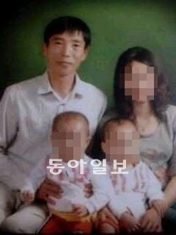 양종래 씨가 2008년 쌍둥이 출산 1년을 기념해 찍은 가족사진. 단란했던 가족은 아내의 ‘잠적’으로 풍비박산이 났다. 양종래 씨 제공