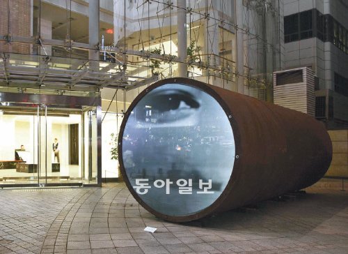 서울 일민미술관 바깥에 설치된 육근병 씨의 ‘Survival is history’는 1995년 리옹 비엔날레에서 선보였던 작품으로 국내에선 처음 소개됐다. 1992년 카셀 도쿠멘타에 참여해 세계 미술계의 주목을 받은 작가의 궤적과 앞으로 펼칠 프로젝트를 선보인 전시가 일민미술관 전관에서 열리고 있다. 일민미술관 제공