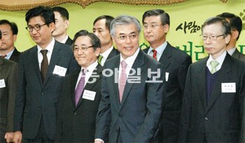 ‘새로운 정치委’ 회의 참석 민주통합당 문재인 후보가 22일 서울 영등포구 당사에서 열린 ‘새로운 정치위원회’ 1차 회의에 참석해 위원들과 기념촬영을 했다. 안철민 기자 acm08@donga.com