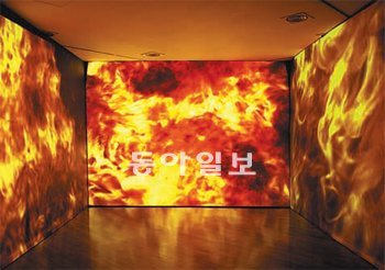‘불’을 소재로 한 동영상을 담은 ‘메신저의 메시지’. 일민미술관 제공