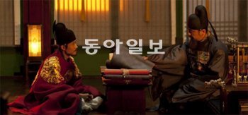 영화 ‘광해, 왕이 된 남자’에서 왕의 대역이 된 천민 하선(왼쪽·이병헌)과 도승지 허균 (류승룡). CJ E&M 제공