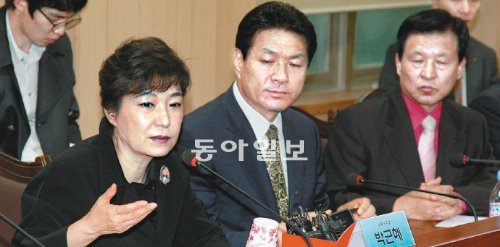 택시 사업주들과 대화 새누리당 박근혜 대선후보(왼쪽)가 22일 서울 강남구 역삼동 전국택시연합회관에서 택시 사업주들과 간담회를 열고 업계 현안에 대해 의견을 나눴다.
김동주 기자 zoo@donga.com