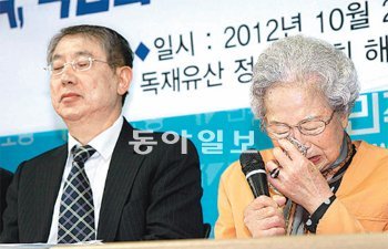 김지태 씨 유족, 朴비판 회견 22일 서울 중구 민주노총 사무실에서 열린 ‘독재유산 정수장학회 해체와 독립정론 부산일보 쟁취를 위한 공동대책위원회’ 주최 기자회견에서 부일장학회 이사장이었던 고 김지태 씨의 부인 송혜영 씨(오른쪽)가 울음을 터뜨리고 있다. 변영욱 기자 cut@donga.com