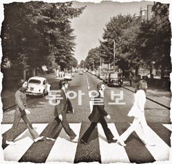 비틀스의 1969년 앨범 ‘애비 로드’ 표지. 영국 런던에 실존하는 동명의 장소에서 촬영됐다. 왼쪽부터 조지 해리슨, 폴 매카트니, 링고 스타, 존 레넌. 폴의 발에 주목. 동아일보DB