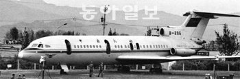 1983년 5월 5일 납치돼 강원 춘천 미군기지 활주로를 50m 벗어난 지점에 비상착륙한 중국의 트라이던트 기종 민항기. 동아일보DB