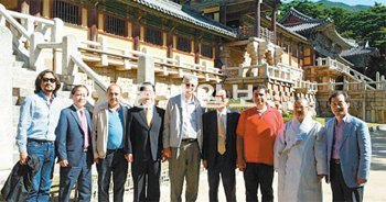 최근 경주세계문화엑스포를 방문한 외즈규르 외자스란 터키 문화관광부 차관(왼쪽에서
다섯 번째) 일행이 경북도 및 경주세계문화엑스포 관계자들과 불국사에서 기념촬영을
하고 있다. 경주세계문화엑스포 제공