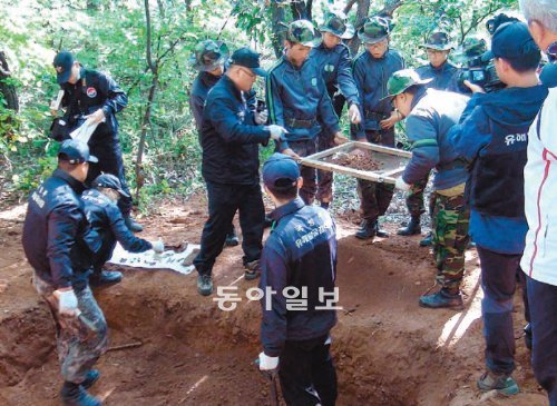 국방부 유해발굴감시단과 까치울연대 장병들이 18일 경기 부천시 오정구 ‘까치울연대’ 인근 야산에서 6·25전쟁 당시 숨진 무명용사의 유해를 발굴하고 있다. 육군 61보병사단 제공