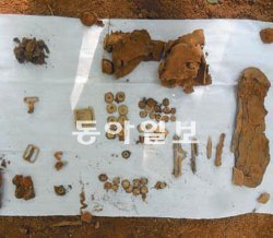 유골, 군화, 각반 등 발굴된 유품들. 육군 61보병사단 제공