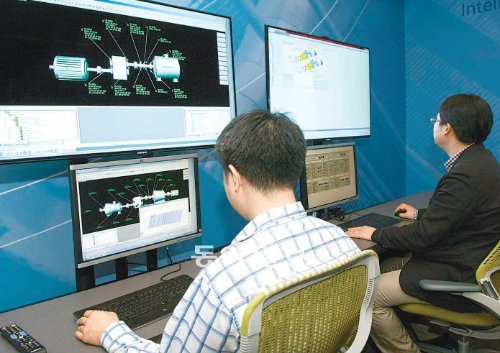 GE 판교 에너지기술개발센터의 원격 감시진단센터 직원들이 고객 회사들의 발전장비가 잘 작동하고 있는지 살펴보고 있다. GE코리아 제공