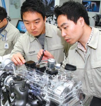 ‘2012 현대·기아 국제 파워트레인 콘퍼런스’ 행사에서 연구원들이 전시된 엔진을 살펴보고 있다. 현대·기아차 제공