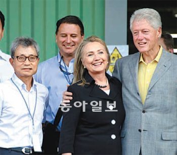 김웅기 세아상역 회장, 힐러리 클린턴 미국 국무장관, 빌 클린턴 전 미 대통령(앞줄 왼쪽
부터)이 세아상역의 아이티 공장 준공을 축하하는 기념촬영을 하고 있다. 세아상역 제공