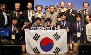 23일 국제천문올림피아드(IAO)에서 종합 1위를 차지한 한국 대표단이 시상식이 끝난 뒤 기념촬영을 하고 있다. 앞줄 왼쪽부터 최혁, 박기영, 주성준, 조준혁, 김태욱, 주원철 군. IAO 조직위 제공