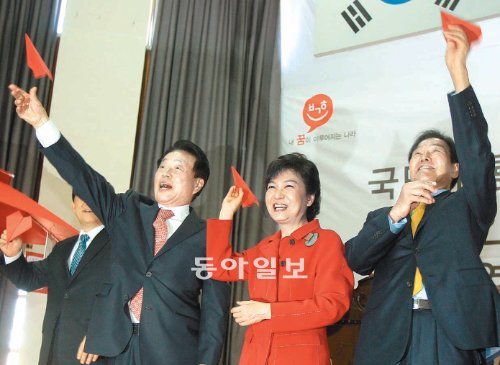 대선승리 기원 종이비행기 날리는 朴 새누리당 박근혜 대선후보(오른쪽에서 두 번째)가 23일 광주 북구 광주시당·전남도당에서 열린 이 지역 선거대책위원회 출범식에서 빨간 종이비행기를 날리며 웃고 있다. 박 후보의 왼쪽은 유수택, 오른쪽은 주영순 선대위원장. 광주=박영철 기자 skyblue@donga.com