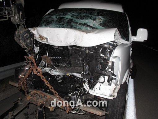 25t 덤프트럭과의 충돌로 크게 파손된 박주미의 탑승차량. 사진 | 경북지방경찰청 홍보실 제공
