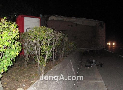 박주미의 탑승차량과 추돌한 25t 덤프트럭이 도로 바깥쪽에 좌 전도됐다. 사진 | 경북지방경찰청 홍보실 제공