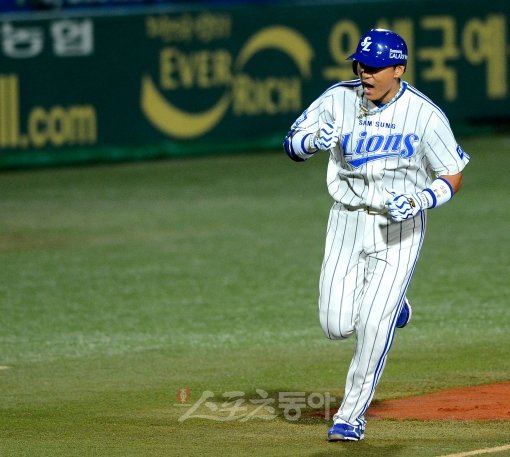 24일 저녁 대구 시민야구장에서 열린 2012 프로야구 삼성과 SK의 한국시리즈 1차전 경기에서 1회말 1사 1루 삼성 이승엽이 좌월홈런을 치고 홈으로 들어서고 있다.
대구ㅣ박화용 기자 inphoto@donga.com 트위터 @seven7sola