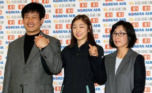 ‘피겨여왕’ 김연아(가운데)가 24일 태릉선수촌 국제스케이트장 회의실에서 열린 기자회견에서 새로 호흡을 맞추게 된 류종현(왼쪽), 신혜숙 코치와 포즈를 취하고 있다. 사진제공｜스포츠코리아