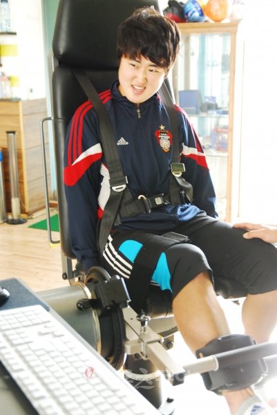 수원FMC 김나래가 24일 서울 문정동 재활센터에서 회복 훈련을 하며 힘든 표정을 짓고 있다.  박상준 기자