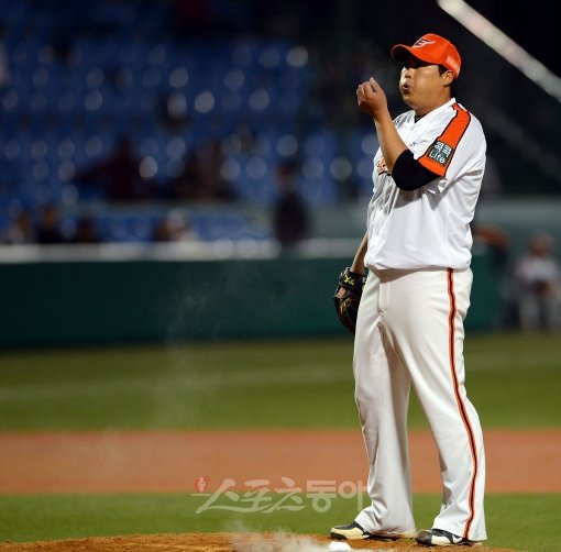 한화는 류현진의 메이저리그 도전에 대해 여전히 확실한 입장을 밝히지 않고 있다. ‘대한민국 에이스’로 불리는 류현진은 내년 시즌 자신의 꿈대로 태평양을 건널 수 있을까. 스포츠동아DB