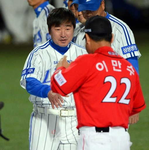 24일 저녁 대구 시민야구장에서 열린 2012 프로야구 삼성과 SK의 한국시리즈 1차전 경기에서 삼성 류중일 감독과 SK 이만수 감독이 인사를 하고 있다. 대구ㅣ박화용 기자 inphoto@donga.com 트위터 @seven7sola