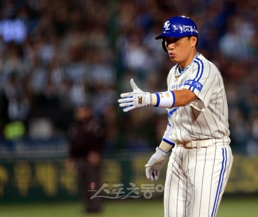 24일 저녁 대구 시민야구장에서 열린 2012 프로야구 삼성과 SK의 한국시리즈 1차전 경기에서 3회말 삼성 이승엽이 2사 2루 타석에서 볼넷으로 진루 한 후 김태균 코치의 축하를 받고 있다. 대구ㅣ박화용 기자 inphoto@donga.com 트위터 @seven7sola