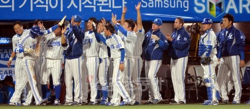 삼성 강명구(왼쪽 2번째)가 KS 1차전 7회말 3-1로 달아나는 쐐기득점 후 덕아웃에서 동료들의 ‘격한 축하’를 받고 있다. 대구ㅣ박화용 기자 inphoto@donga.com 트위터 @seven7sola