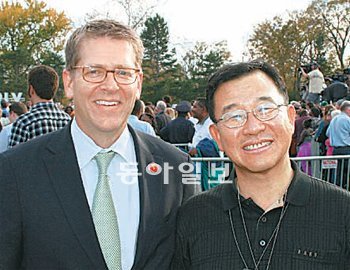 23일 버락 오바마 미국 대통령의 선거유세가 열린 오하이오 주 데이턴 시의 유세현장에서 본보 최영해 특파원(오른쪽)이 제이 카니 백악관 대변인과 만났다.