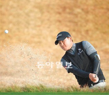 군 제대 후 ‘제2의 전성기’를 맞은 김대섭(31·아리지GC)이 19일 한국오픈 2라운드 16번홀에서 멋진 벙커샷을 날리고 있다. 한국오픈 우승으로 상금랭킹 2위로 뛰어오른 그는 25일 개막하는 윈저 클래식에서 우승하면 생애 첫 상금왕까지 가능하다. KGT 제공
