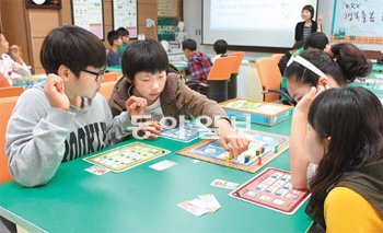 19일 경북 울릉군 천부초등학교에서 이 학교 4∼6학년 어린이들이 한국거래소(KRX) 강사들이 알려준 ‘우리 집 살림 꾸리기’ 보드게임에 열중하고 있다. 울릉도=문병기 기자 weappon@donga.com