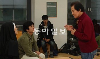 7년차 이상 배우를 대상으로 한 연기 교육 도중 오순택 서울예대 석좌교수(오른쪽)가 실습 과제로 셰익스피어 ‘말은 말로, 되는 되로’의 한 장면을 연기한 문현진(왼쪽에서 두 번째), 김은정 씨에게 조언하고 있다. 오 교수는 연기에서 가장 중요한 점으로 ‘정직’을 꼽았다. 정직만이 관객의 마음을 움직일 수 있다는 것이다. 박영대 기자 sannae@donga.com